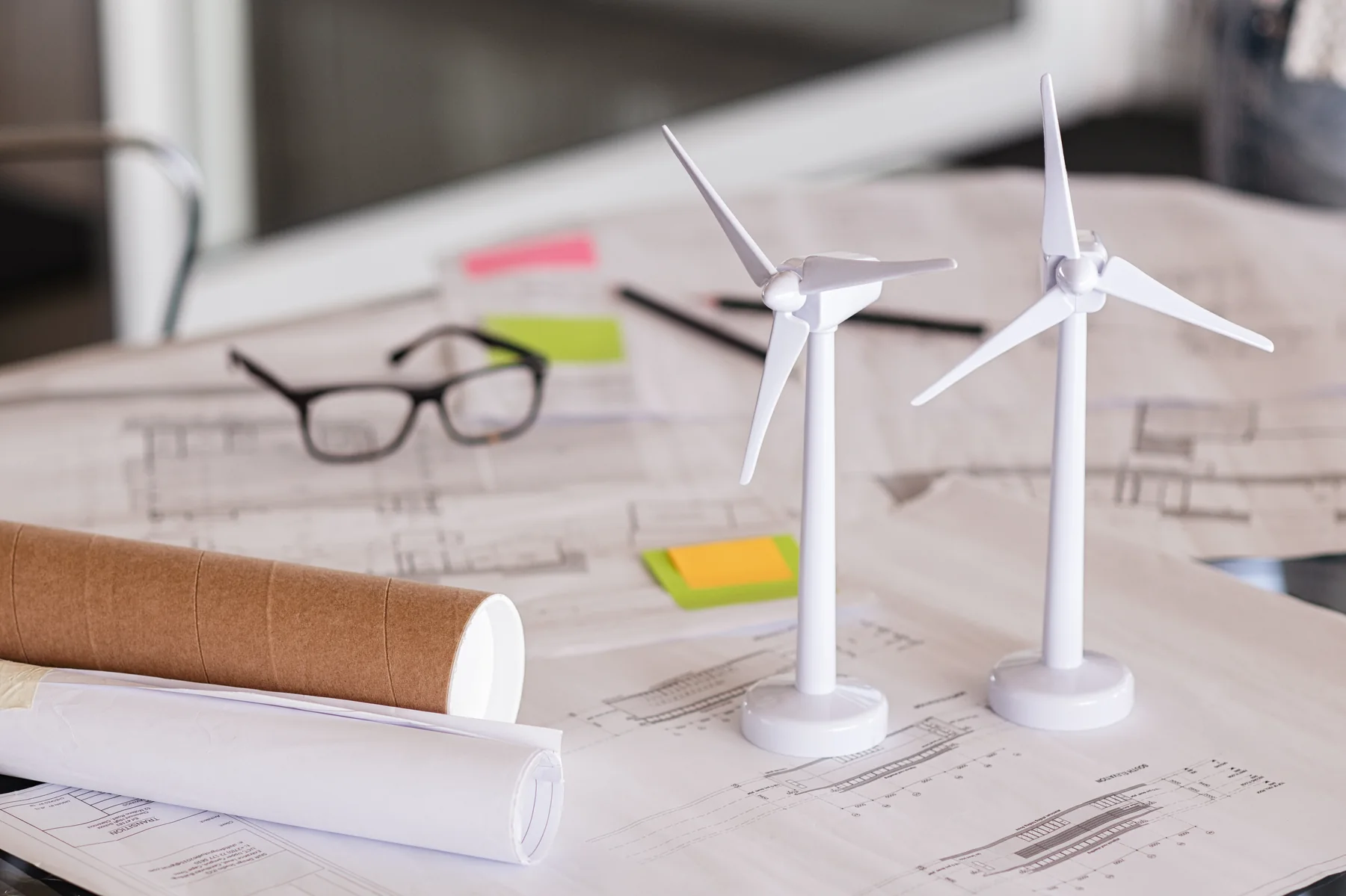 Windenergieprojekt mit Anlagenmodellen und Planungsunterlagen